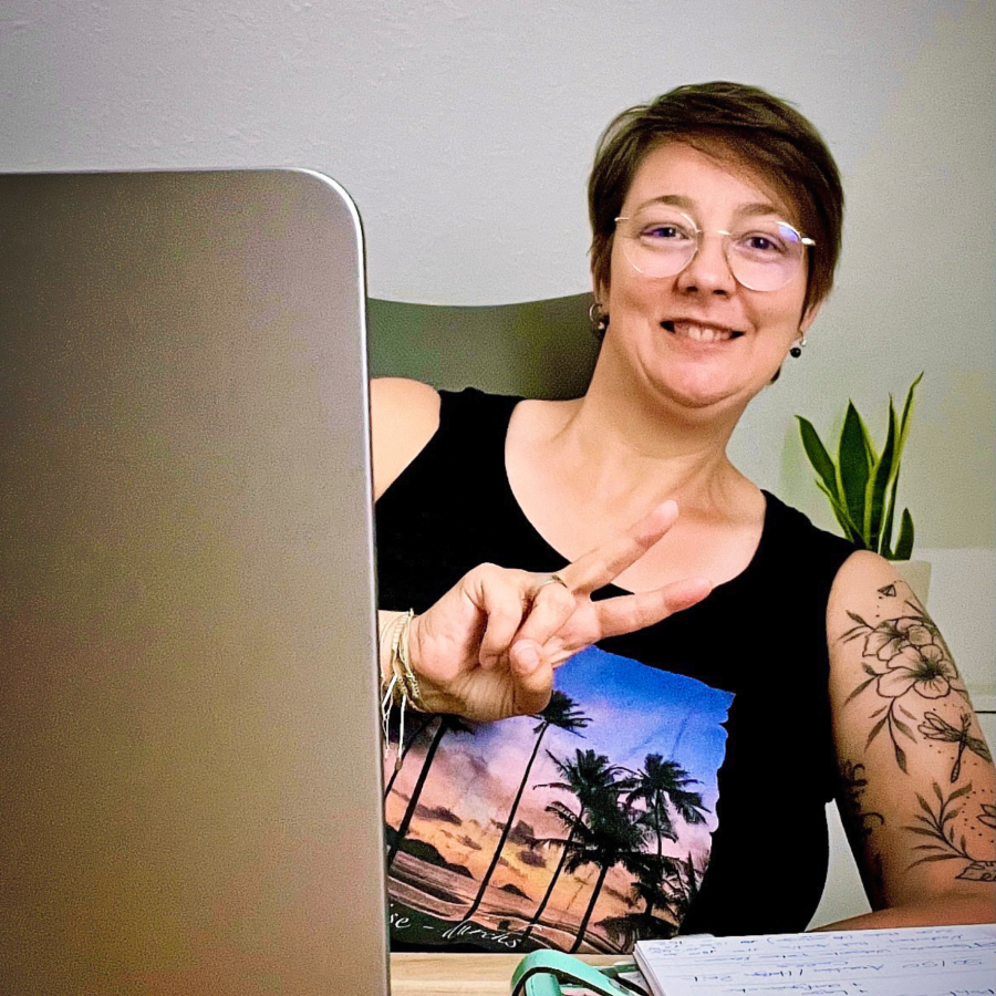 Jana im Büro von VAJUS Mediendesign in Kerpen