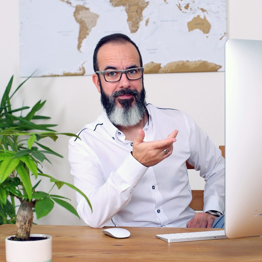 Udo im Büro von VAJUS Mediendesign in Kerpen